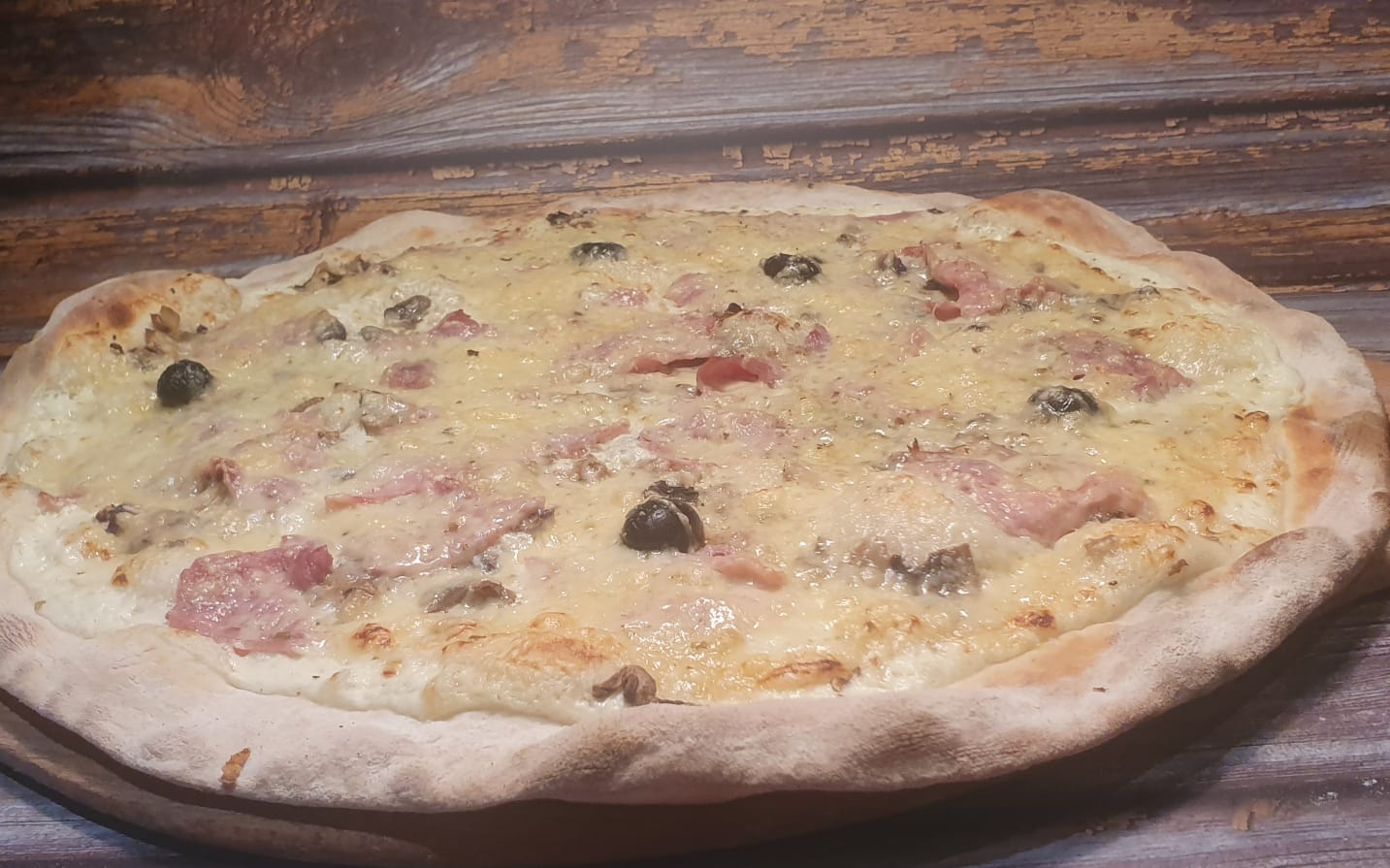 Pizza Margarita Blanca artisanale avec crème, emmental, jambon et champignons frais chez Pizza Drive Saint-Cannat