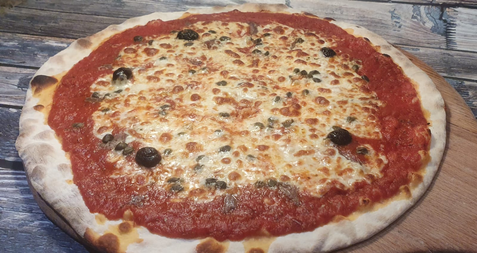 Pizza Sicilienne avec double tomate, anchois, mozzarella et câpres chez Pizza Drive Saint-Cannat